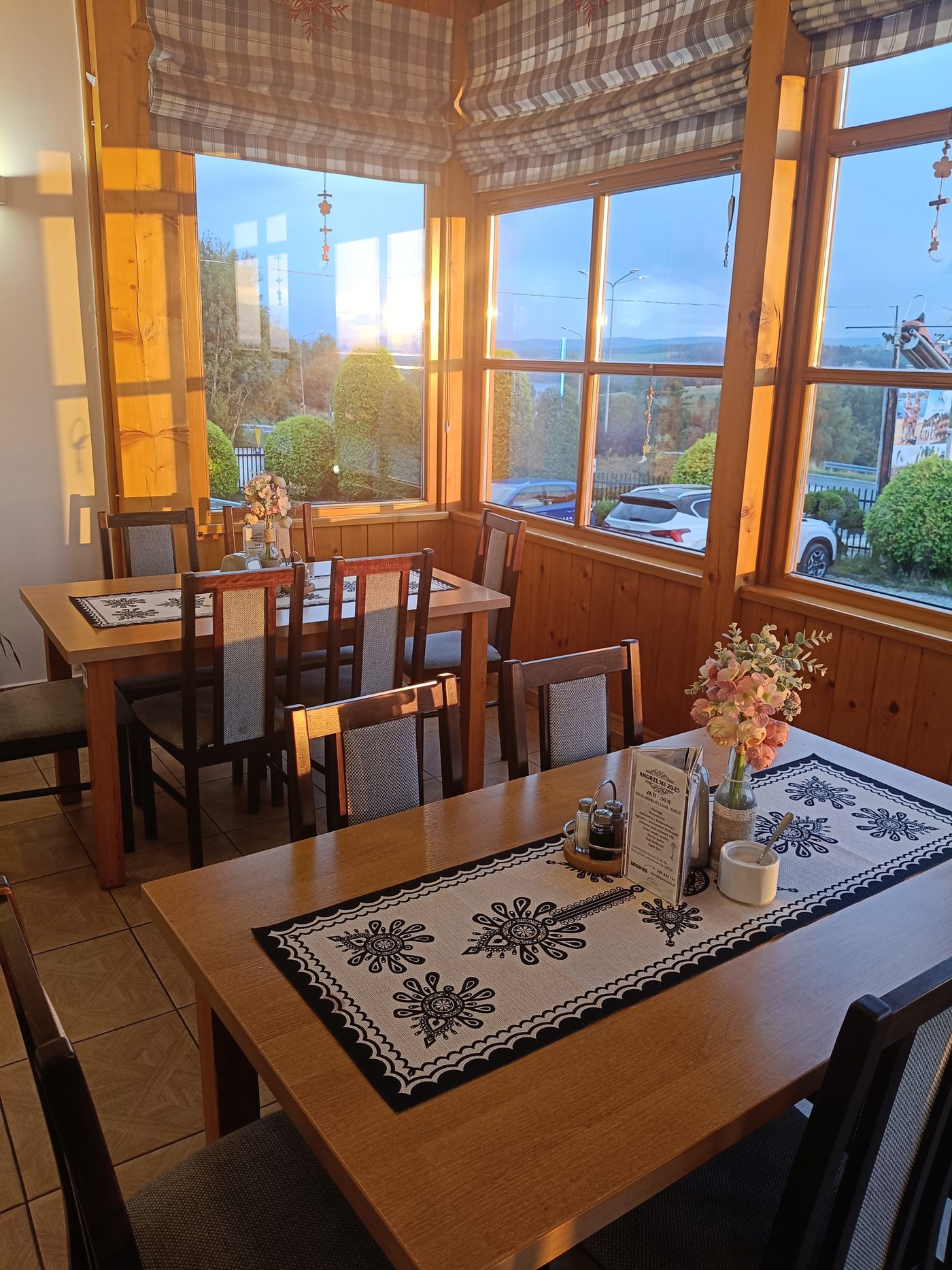 Sala restauracyjna Gościńca Pienińskiego o zachodzie słońca