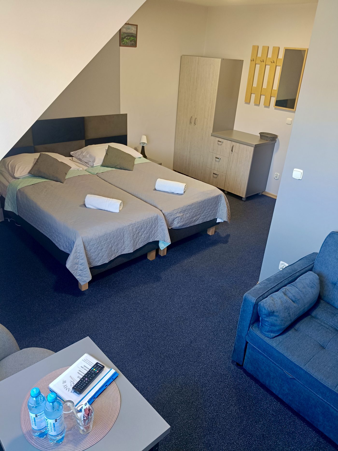 Przestronny apartament z sofą